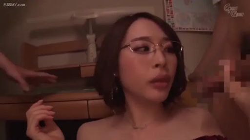 室内 · 坐姿 · 脸部特写 · 抹胸