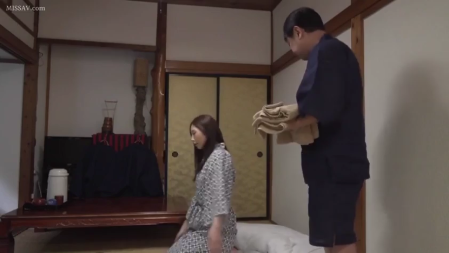 跪坐 · 和室 · 全景 · 剧情 · 平淡 · 毛巾 · 浴衣 · 拿毛巾