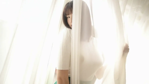 上半身特写 · 凝视 · 窗帘 · 室内窗边 · 白色紧身针织衫 · 透光效果