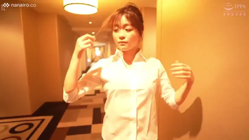 站立 · 酒店走廊 · 白色衬衫 · 平淡 · 暖色调 · 半身像 · 整理头发