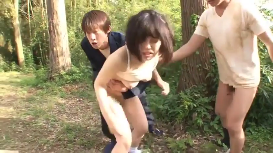 もがく · 树林 · 女子上半身特写 · 野战 · 混乱场景 · 右侧男子穿白色T恤