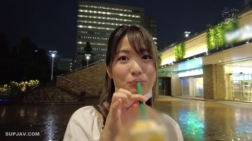 脸部特写 · 站姿 · 面对镜头 · 白色上衣 · 夜景 · 街头 · 饮料 · 喝饮料