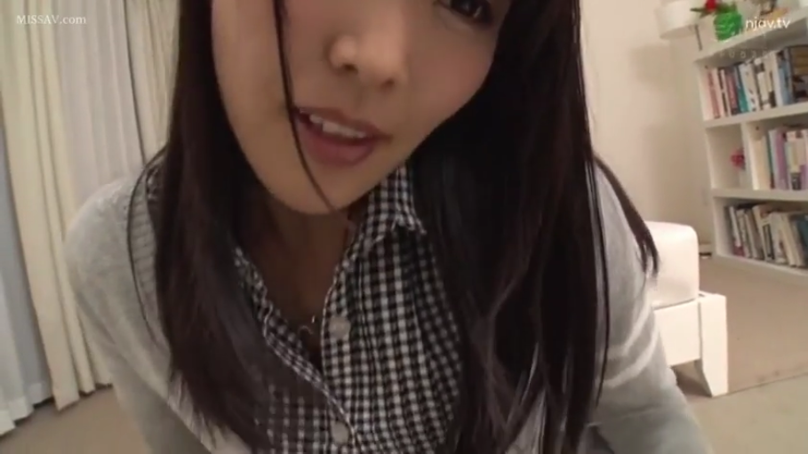 格子衬衫 · 室内 · 俯身 · 面部特写 · 注视镜头 · 长发 · 书架 · 甜美微笑