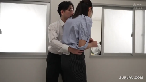 办公室 · 顺从 · 贴身挤压 · 办公环境 · 两人侧面中景 · 女性穿着浅蓝色衬衫和深色包臀裙
