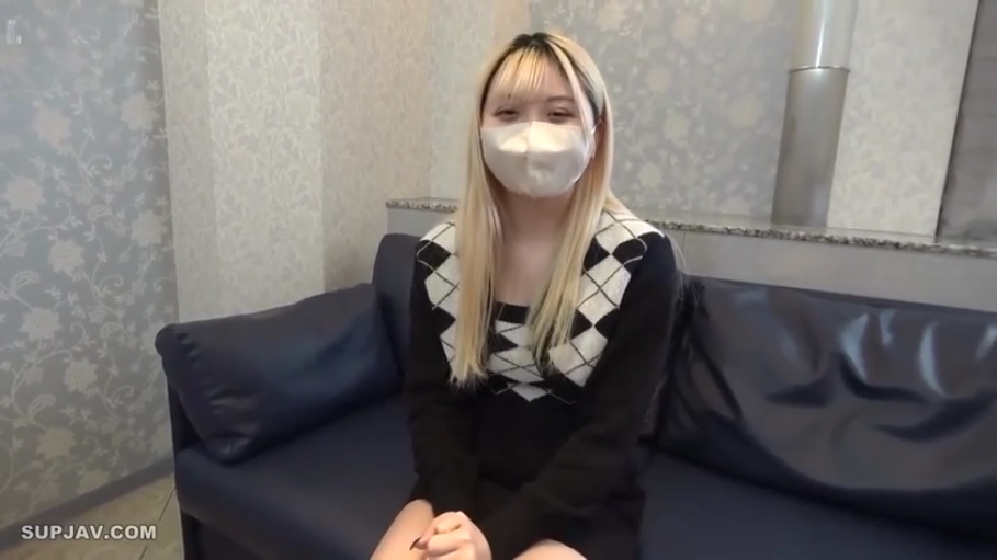 室内 · 坐姿 · 中景 · 菱格毛衣