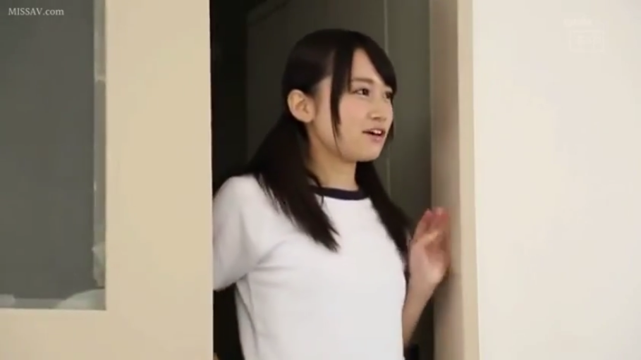 门口 · 自然 · 上半身特写 · 白色运动衫