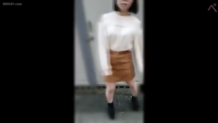 平静 · 半身特写 · 室外 · 黑色短靴 · 拍摄画面模糊