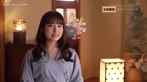 室内 · 坐姿 · 微笑 · 台灯 · 上半身 · 长发 · 访谈 · 蓝白条纹上衣