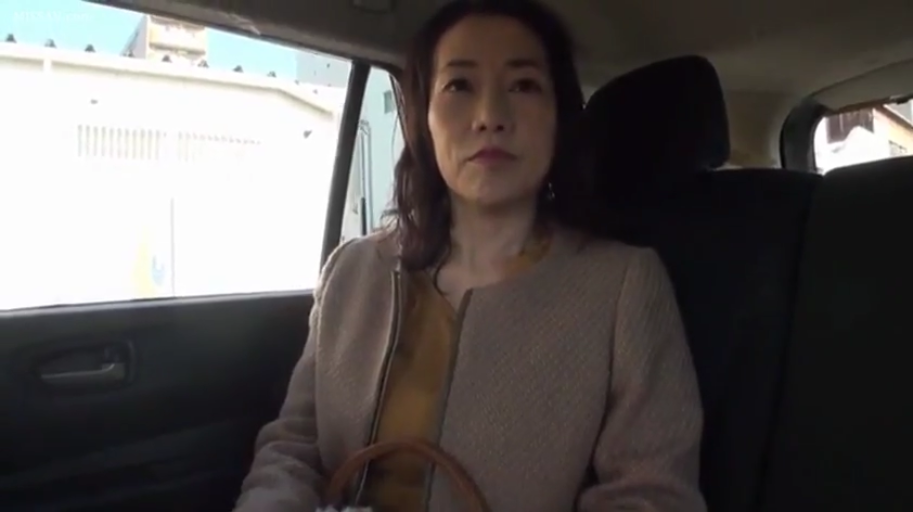 无表情 · 手提包 · 车内 · 人物面部中景 · 姜黄色内搭