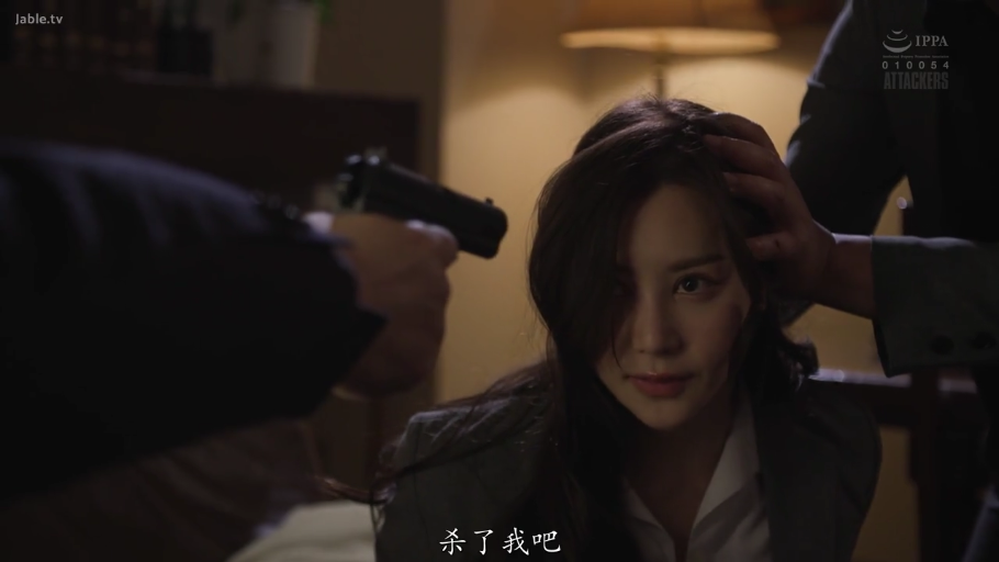 室内 · 面部特写 · 西装 · 手枪 · 绝望 · 被抓头发 · 被枪指头