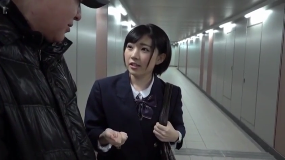交谈中 · 脸部特写 · 领结 · 室内走廊 · 制服领结