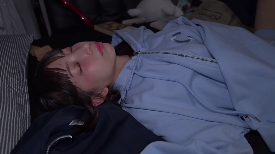 室内 · 面部特写 · 躺姿 · 蓝色连帽衫