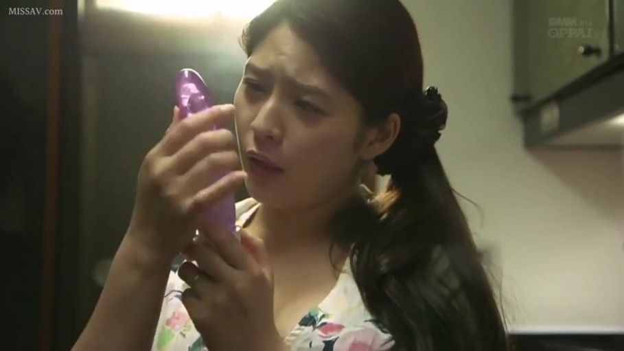 室内 · 站立 · 面部特写 · 观察 · 长发 · 按摩棒 · 碎花裙 · 疑惑