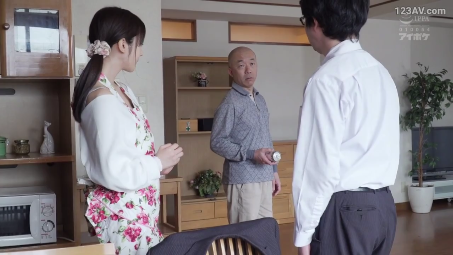 交谈中 · 针织Polo衫 · 花纹围裙 · 家庭客厅 · 中景镜头