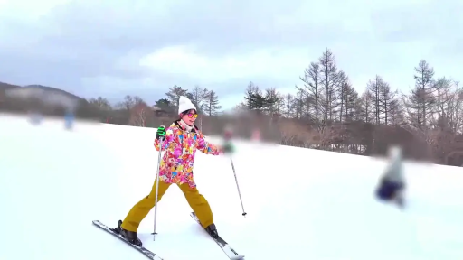 开心 · 滑雪镜 · 滑雪场 · 黄色滑雪裤 · 背景有模糊的人影