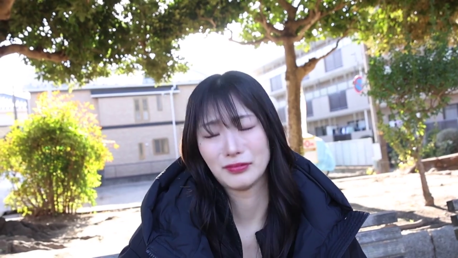 面部特写 · 悲伤 · 公园 · 阳光充足 · 黑色羽绒服
