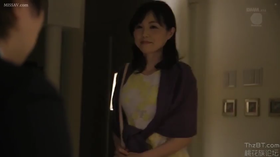 室内走廊 · 温柔微笑 · 浅色花纹连衣裙 · 女性面部中景