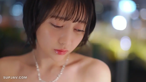 神情专注 · 锁骨 · 抹胸裙 · 室内背景虚化 · 项链 · 皮肤光洁