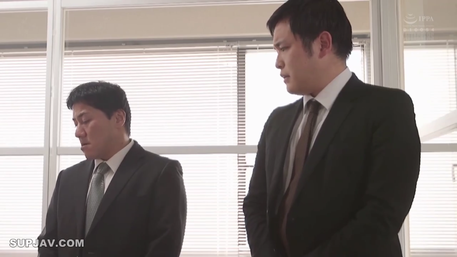 严肃 · 办公室 · 站立 · 半身 · 西装 · 职场 · 对峙