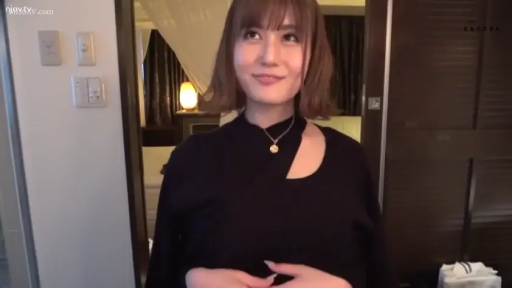 上半身特写 · 俏皮 · ホテルルーム · 项链 · 黑色高领露肩上衣