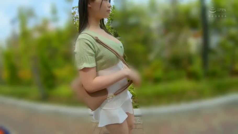 平静 · 浅绿色针织短袖 · 单肩包 · 户外公园 · 阳光充足 · 侧身半身特写