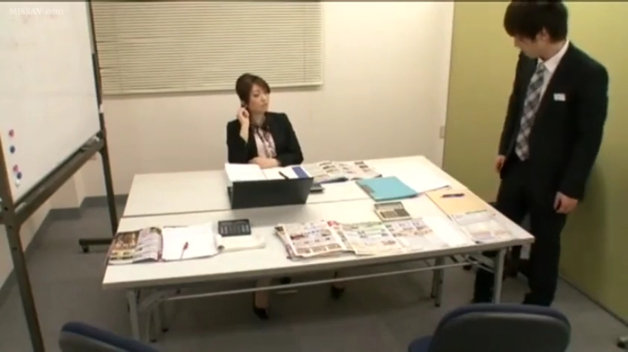 专注 · 办公室 · 办公用品 · 深色高跟鞋 · 女上司面部特写 · 办公环境整洁