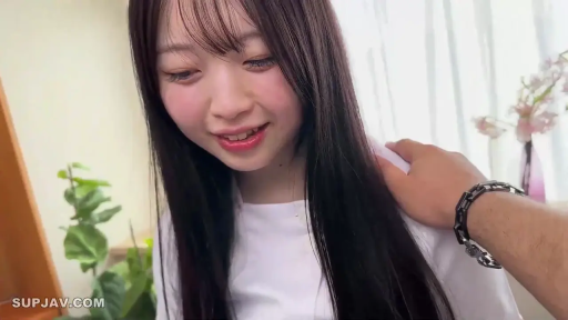 室内 · 微笑 · 白色T恤 · 光线明亮 · 女子脸部特写 · 男士手链