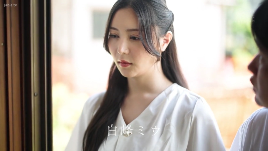 室内 · 忧郁 · 面部特写 · 长发 · 低头沉思 · 侧身站立 · 白色V领衫