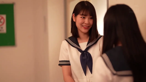 暧昧 · 学校走廊 · 深蓝色领结 · 昏黄灯光 · 女生面部特写