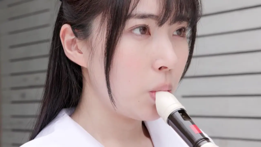 室内 · 嘴唇含着竖笛 · 面部特写 · 白色校服 · 竖笛