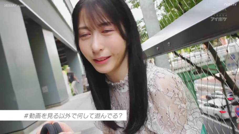 轻微张口 · 白色蕾丝镂空上衣 · 头戴式耳机 · 女性面部特写 · 户外通道 · 画面包含日语字幕