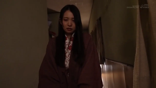 面部特写 · 和服 · 神情严肃 · 室内走廊