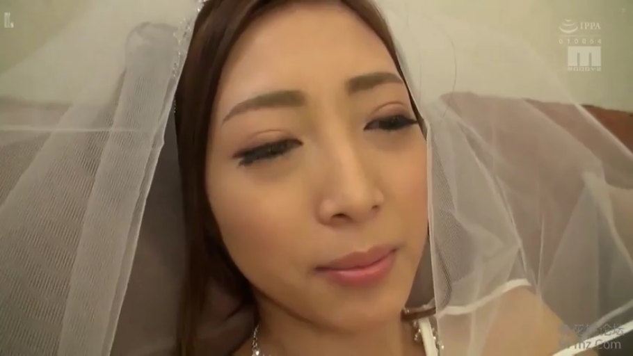眼皮微垂 · 面部特写 · Indoor bedroom · 婚纱 · 头纱