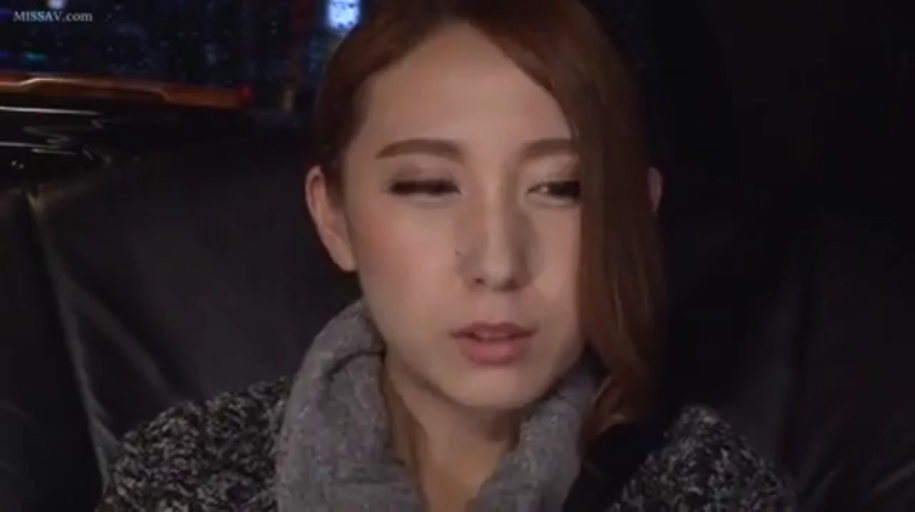 坐姿 · 交谈 · 脸部特写 · 迷离 · 车内 · 熟女 · 安全带 · 灰色毛衣