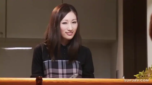 站立 · 中景 · 厨房 · 围裙