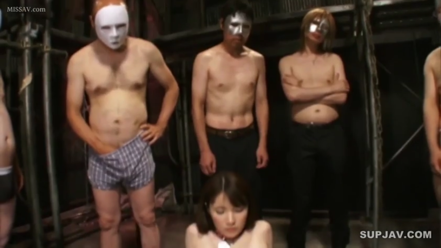银色面具 · 昏暗灯光 · 工地 · 面无表情 · 戴面具的男性 · 轮奸准备 · 女子戴颈圈