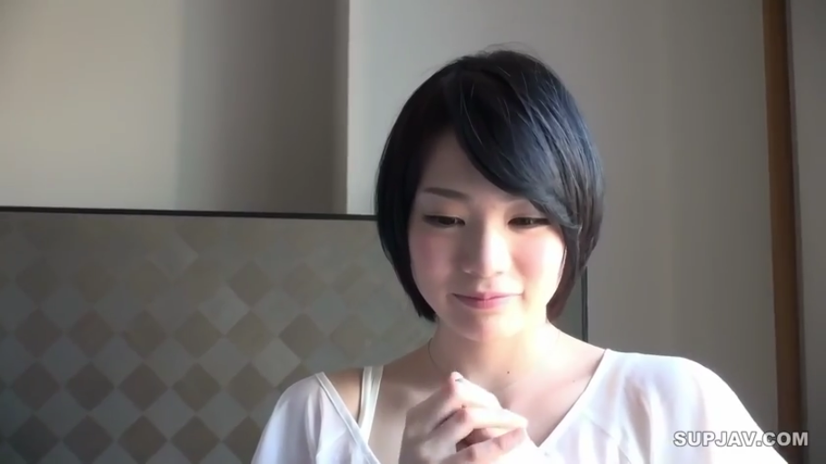 室内 · 面部特写 · 白色上衣 · 短发 · 正面 · 腼腆微笑 · 交叠双手