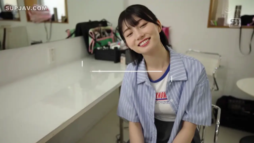 坐姿 · 面对镜头 · 灿烂笑容 · 化妆镜 · 半身照 · 化妆间 · 条纹短袖衬衫 · 日本AV女优
