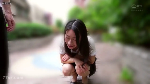 全身下蹲姿势 · 顺从 · 户外 · 白色短袖衬衫