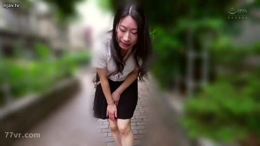 脸部特写 · 室外 · 紧张 · 黑色百褶裙 · 斜挎包