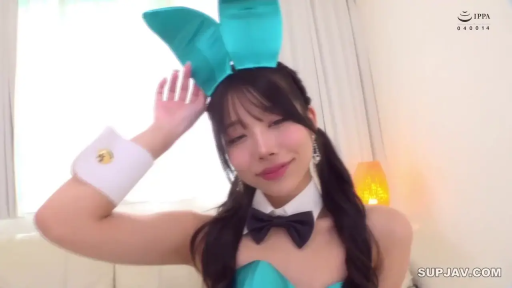 室内 · 迷人微笑 · 头部特写 · 兔耳朵 · 青绿色兔女郎装
