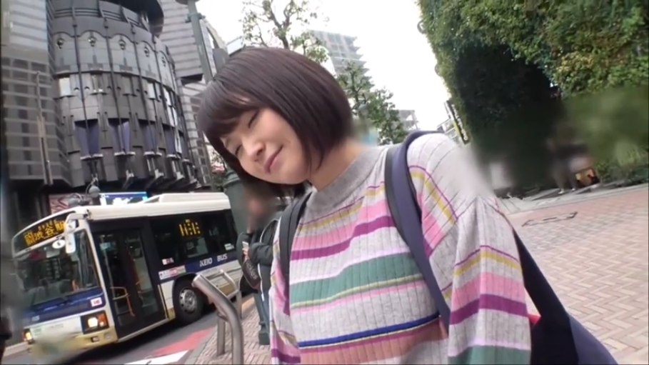 背包 · 条纹针织衫 · 公交站 · 头部及肩部特写 · 看起来很羞涩
