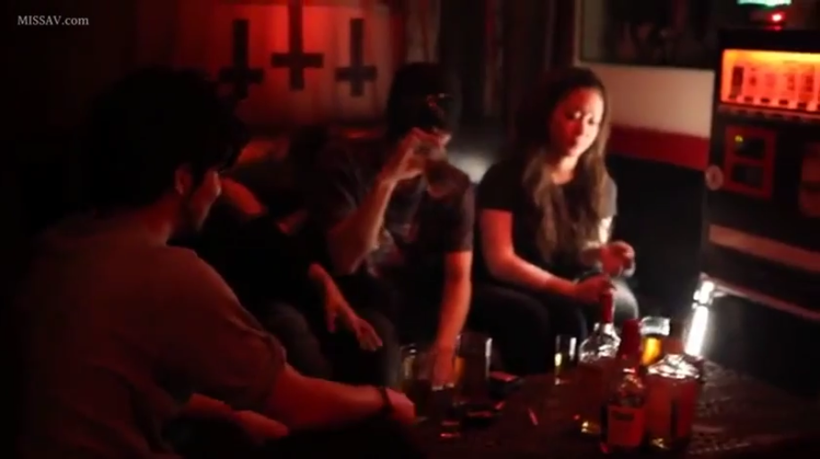 坐姿 · 平静 · 休闲装 · 酒瓶 · 酒吧 · 红色灯光 · 喝酒