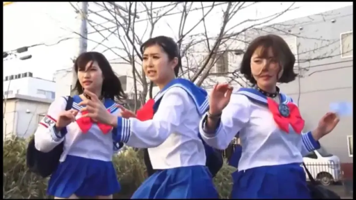 专注 · 颈圈 · 室外 · 白色水手服上衣 · 白天户外 · 中景镜头