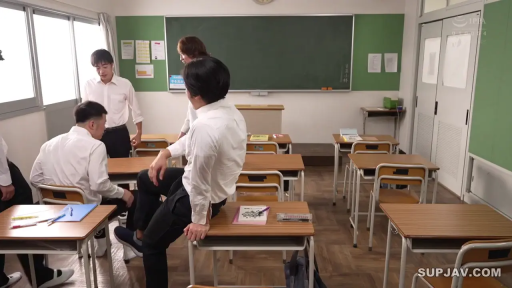 坐姿 · 交谈 · 教室 · 白衬衫 · 自然 · 课桌 · 远景 · 多人