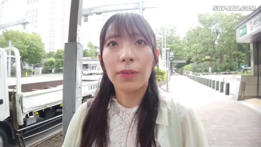 脸部特写 · 注视镜头 · 户外街道 · 正面站立 · 休闲外套 · 自然表情 · 街拍风格