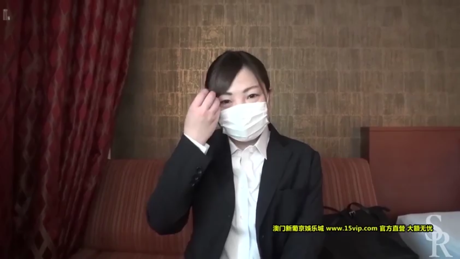 坐姿 · 半身 · 职业装 · 酒店 · 口罩 · 戴口罩 · 整理头发 · 成年女性