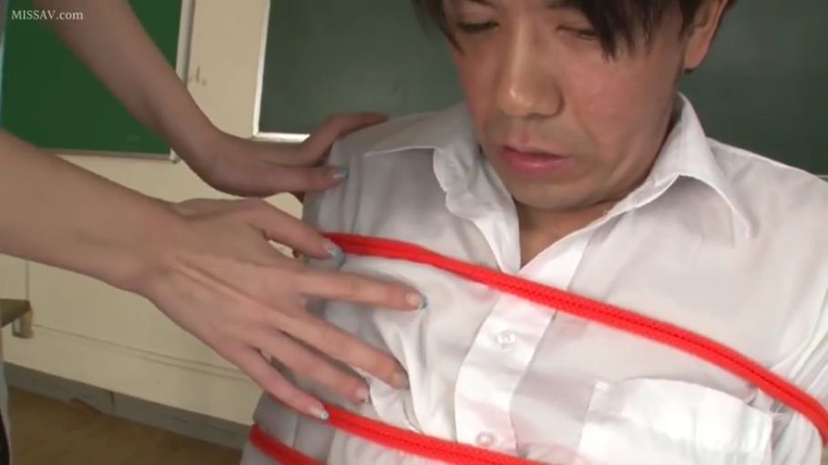 教室 · 木讷 · 白色长袖衬衫 · 红色绳子 · 手部触摸特写 · 背景有黑板