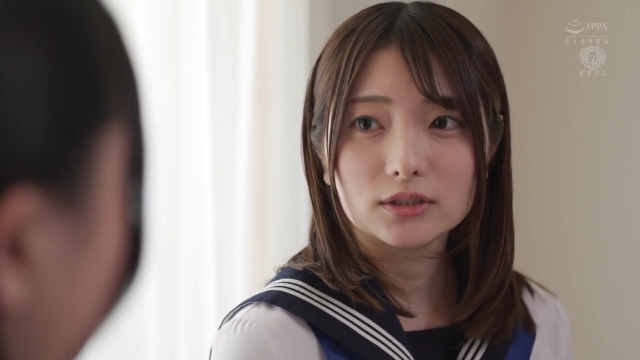 室内 · 交谈 · 脸部特写 · 正坐 · 水手服 · 忧虑