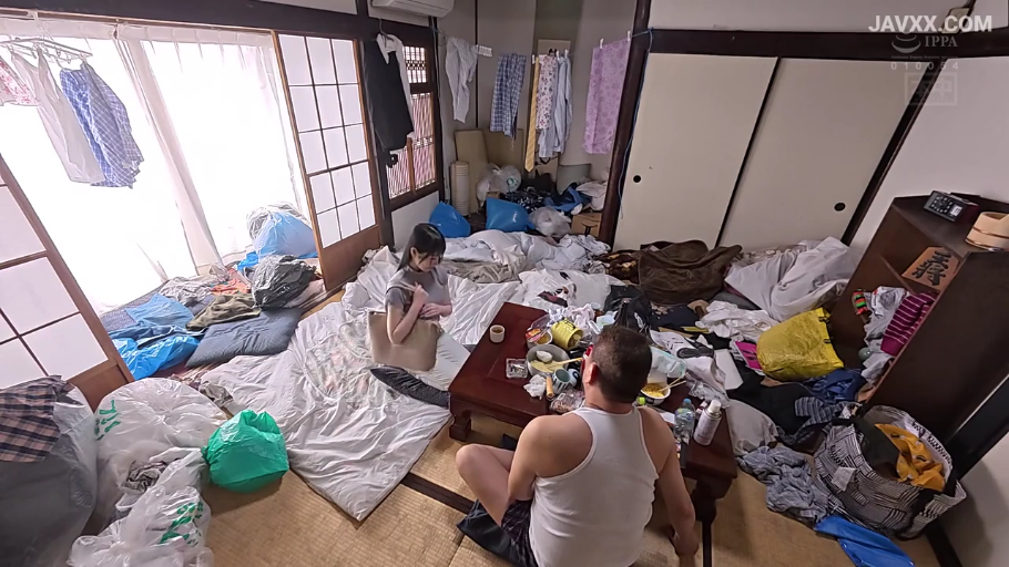 杂乱的公寓 · 交谈中 · 衣物挂架 · 女性短袖 · 室内全景 · 地板凌乱